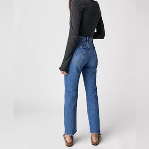 LIKE NEW Levis wedgie straight sz 28